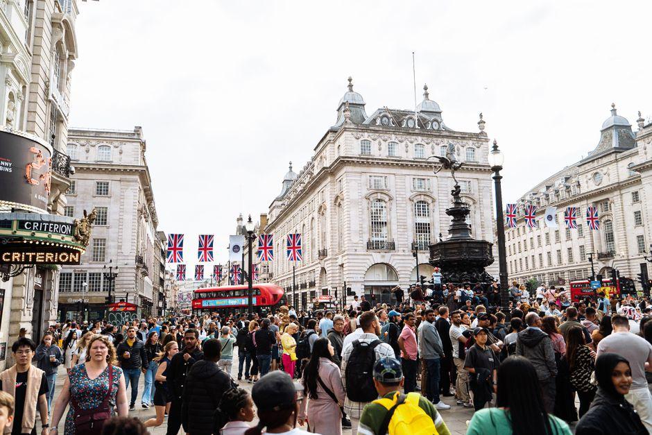 London's Phoenix Hosts Social Event for 20s and 30s Crowd