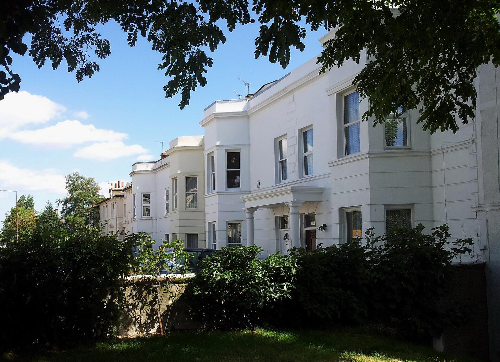 London Home Sales Slow: Properties Linger 58 Days as Sellers Slash Prices
