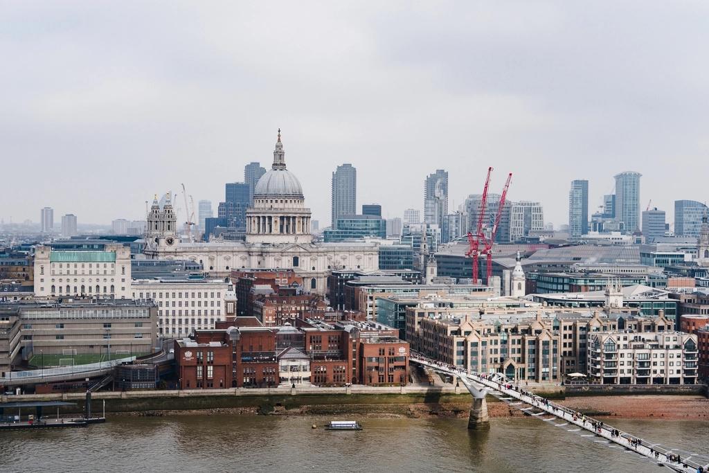 FTSE 100 Holds Steady as Global Markets Surge Forward