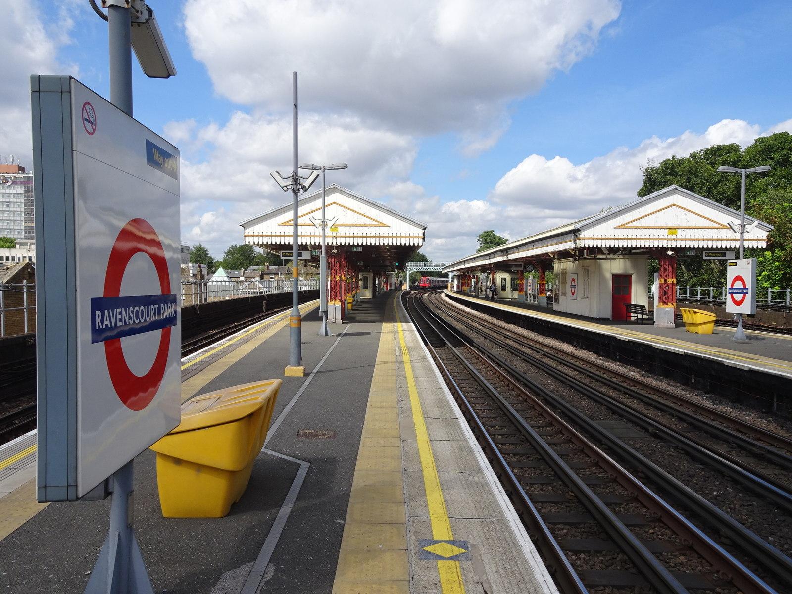 London Public Transport Guide: Tube, Elizabeth Line and Buses
